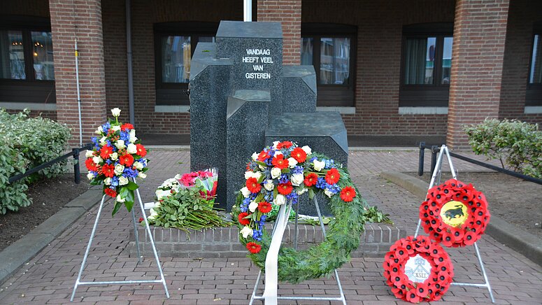 Monument oorlogsslachtoffers met bloemen tijdens dodenherdenking
