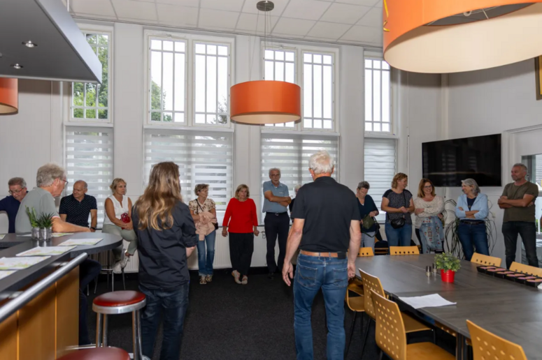 Foto wethouder met vrijwilligers