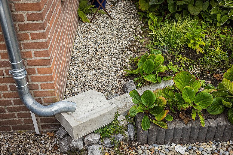 regenpijp afvoer in tuin