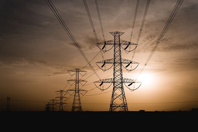 masten elektriciteit in de avondschemering