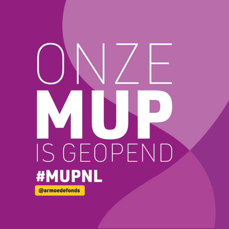 Paarse afbeelding met tekst MUP