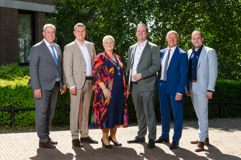 Nieuwe wethouders met burgemeester Dilia Blok