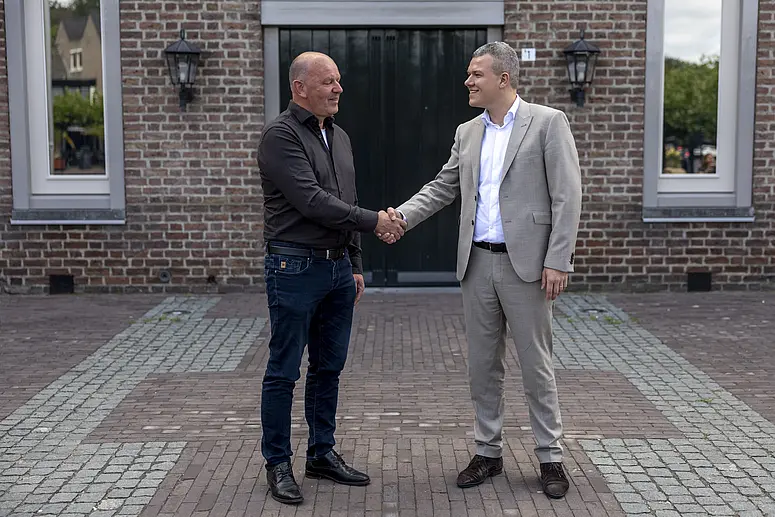 WEthouder geeft hand ter overeenkomst