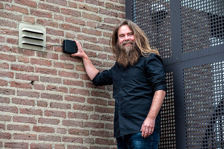 Wethouder Willem van Doorn met een fijnstofmeter