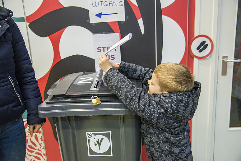 kind stopt stembiljet in ton
