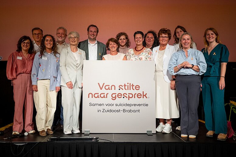 Groep mensen met spandoek Van stilte naar gesprek