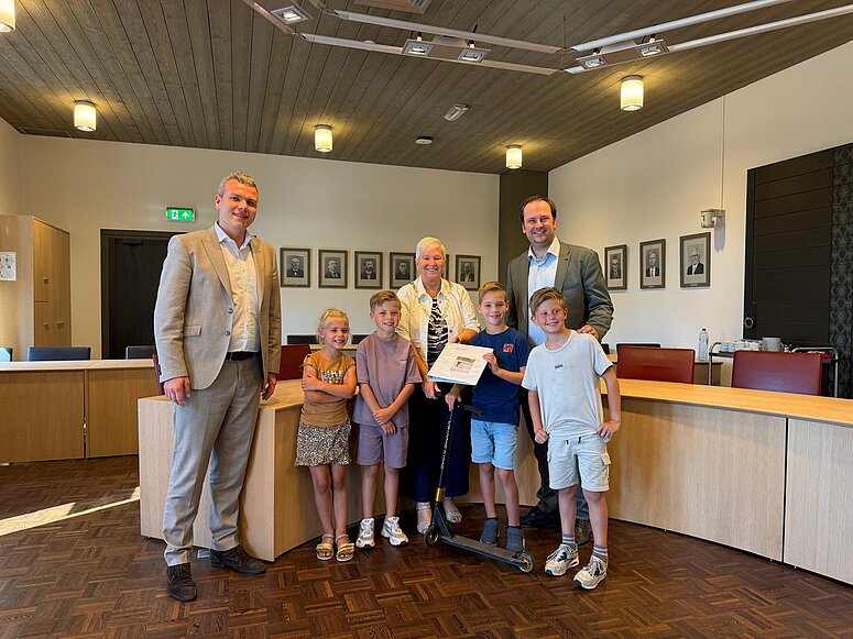 Burgemeester en wethouders en enkele kinderen