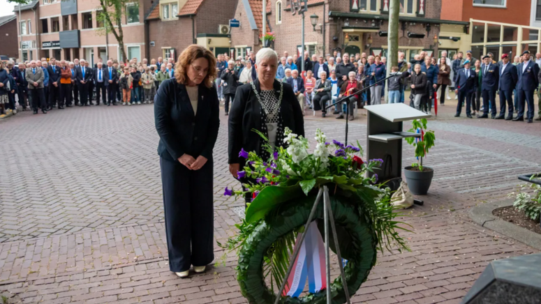 burgemeester en griffier tijdens herdenking