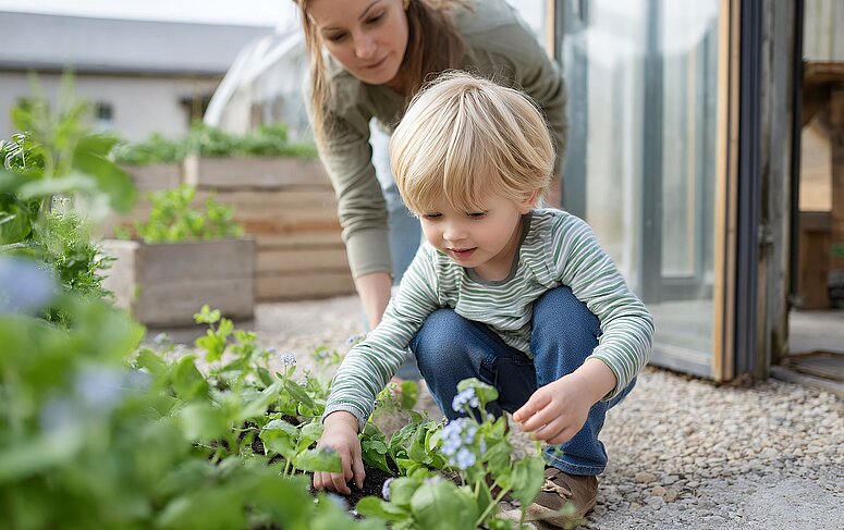 Vrouw en kind in de tuin